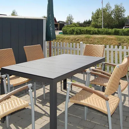 Stunning Home In Blavand With Wifi